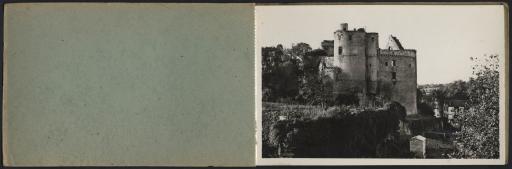 CLISSON (Loire-Atlantique). - Un album de 10 cartes postales avec les ruines du château (vue 1), l'église Notre-Dame (vue 2), la Sèvre nantaise et le pont de la ville (vue 3), la mairie (vue 4), la rue de la vallée (vue 5), la Sèvre et le château vus depuis le pont de Nid-d'Oie (vue 6), la gare (vue 7), les ruines du château, vues du pont de la ville (vue 8), le château pris du cours de la Moine (vue 9), vue générale (vue 10).